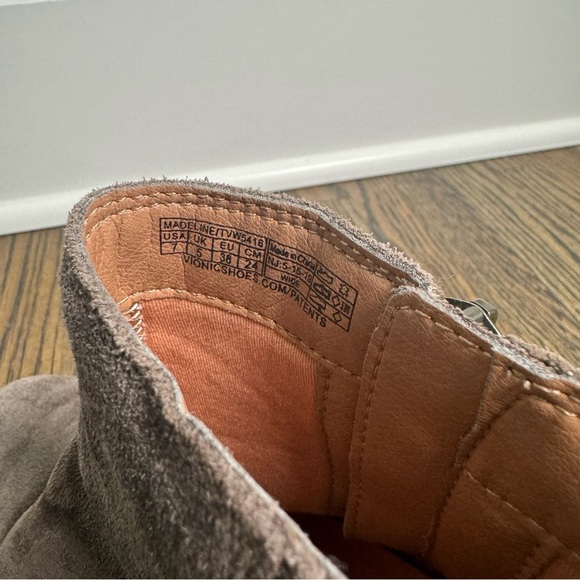 Vionic Madeline Suede Tassel Zipper Block Heel Ankle Boots in Taupe Gray size 7 - Picture 8 of 10